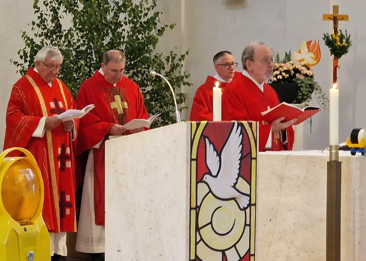 53 Jugendliche aus der Pfarreiengemeinschaft Pleystein-Waidhaus-Miesbrunn-Burkhardsrieth empfingen in der Pfarrkirche St. Emmeram in Waidhaus das Sakrament der Firmung