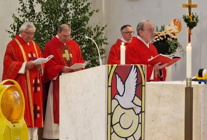 53 Jugendliche aus der Pfarreiengemeinschaft Pleystein-Waidhaus-Miesbrunn-Burkhardsrieth empfingen in der Pfarrkirche St. Emmeram in Waidhaus das Sakrament der Firmung