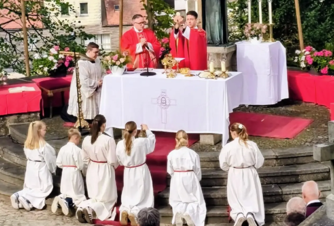 Festgottesdienst am Freialtar beim Kreuzbergfest, mit Festprediger Hochschulpfarrer Dr. Seiberl, Stadtpfarrer Adam Karolczak und Pfarrpraktikant Steven Wucherpfennig, sowie den Ministrantinnen und Ministranten. (Bild: Corina Müllner)