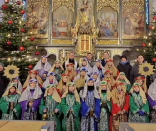 Die Pleysteiner Sternsinger, zusammen mit Pater Thomas Mühlberger und Erstem Bürgermeister Rainer Rewitzer (hintere Reihe, von links). (Bild: Birgit Müllner)