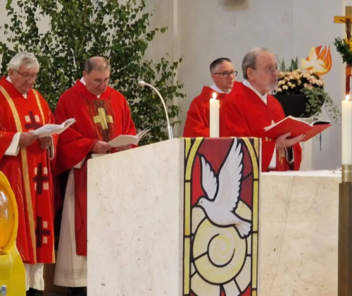 53 Jugendliche aus der Pfarreiengemeinschaft Pleystein-Waidhaus-Miesbrunn-Burkhardsrieth empfingen in der Pfarrkirche St. Emmeram in Waidhaus das Sakrament der Firmung