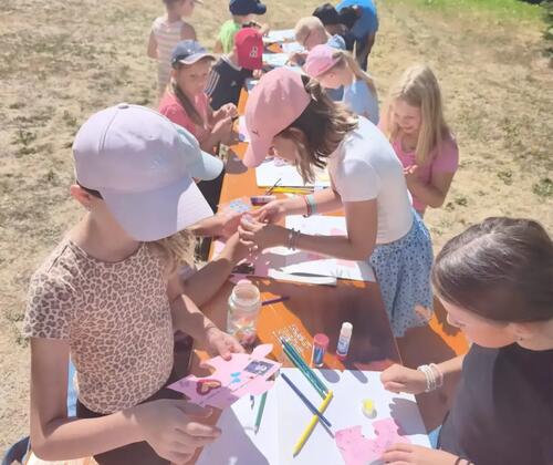1. Kindergruppenstunde im Pfarrgarten Pleystein