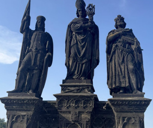 Skulpturen der Heiligen Wenzeslaus, Veit und Sigismund auf der Karlsbrücke. Foto: Steven Wucherpfennig