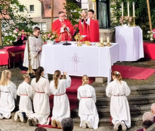 Festgottesdienst am Freialtar beim Kreuzbergfest, mit Festprediger Hochschulpfarrer Dr. Seiberl, Stadtpfarrer Adam Karolczak und Pfarrpraktikant Steven Wucherpfennig, sowie den Ministrantinnen und Ministranten. (Bild: Corina Müllner)